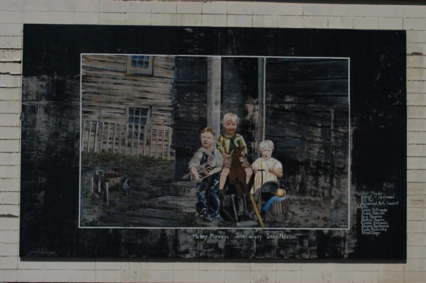 LARGER-THAN-LIFE MURALS