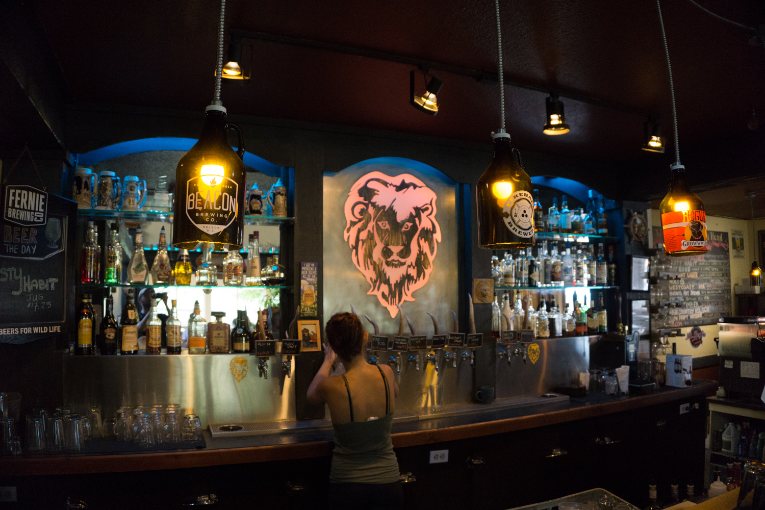 LIONS HEAD PUB Kootenay Rockies Imagebank